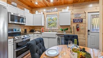 Family Cabin | Dining room