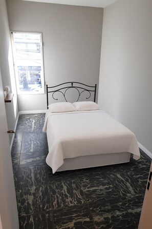 Classic Double Room | Premium bedding, down comforters, individually furnished - Guanaco Hostel (Puerto Madryn)