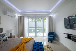 3 quartos, escrivaninha, ferros/tábuas de passar roupa, berço de viagem