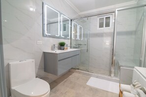 Douche, sèche-cheveux, serviettes fournies, savon