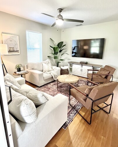 “1933” Sleeps 6,  King Beds, Spacious, 5 min walk to downtown Mt. Dora 