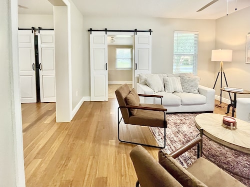 “1933” Sleeps 6,  King Beds, Spacious, 5 min walk to downtown Mt. Dora 