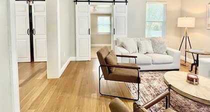 “1933” Sleeps 6, King Beds, Spacious, 5 min walk to downtown Mt. Dora