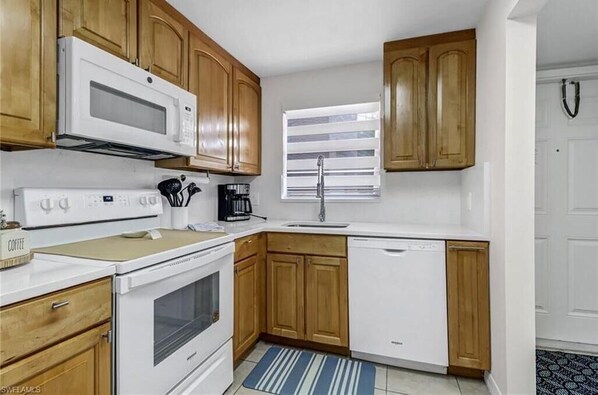 Refrigerador, microondas, parrilla de estufa y lavavajillas 