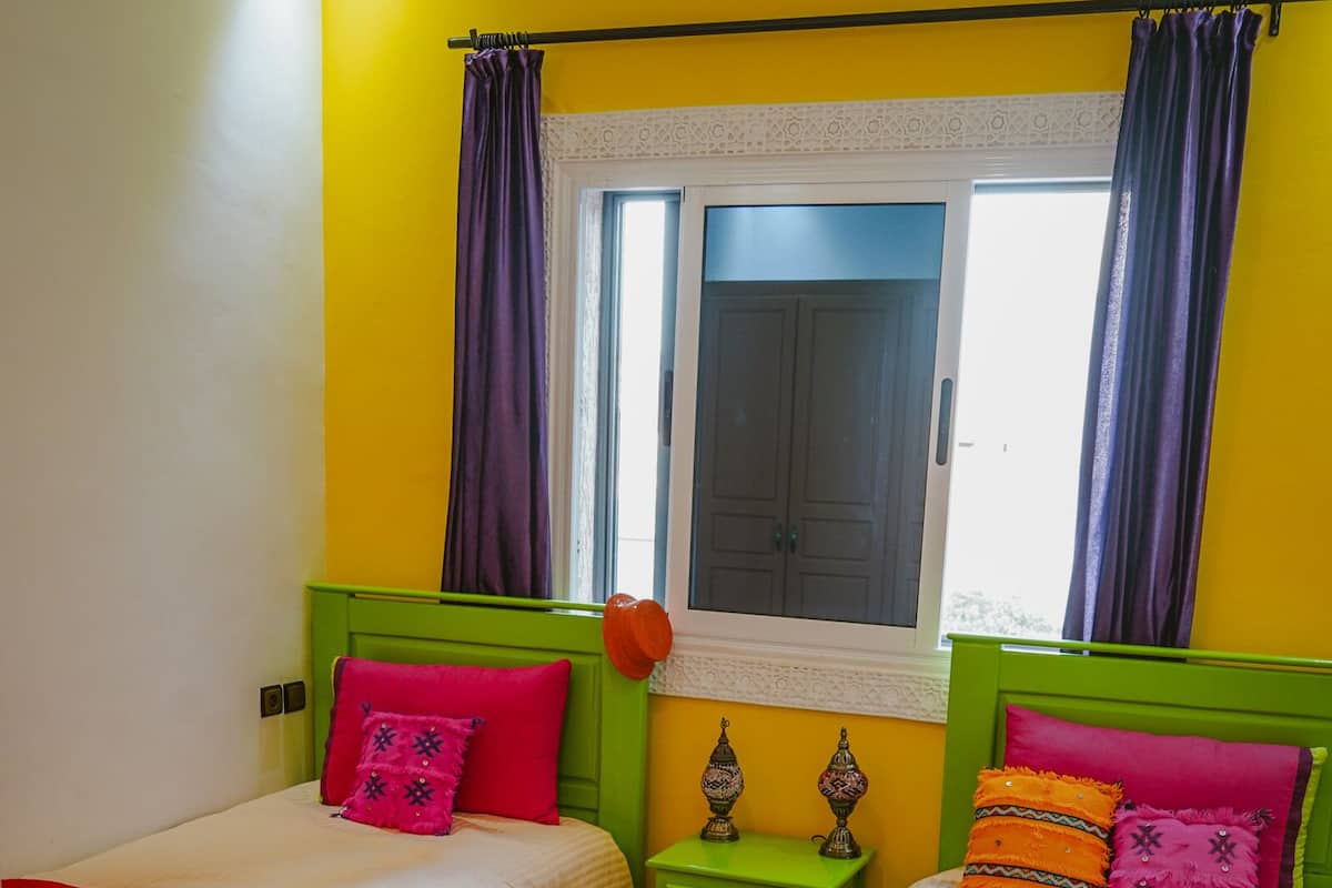 Habitación con 2 camas individuales | Tabla de planchar con plancha y wifi gratis
