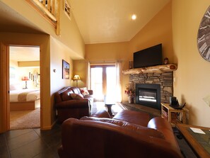 Smart TV, fireplace - Cozy 3-Level Condo w/ Loft Bedrooms w/ Fireplace (Brian Head)