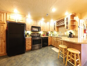 Fridge, microwave, oven, stovetop - Cozy 3-Level Condo w/ Loft Bedrooms w/ Fireplace (Brian Head)