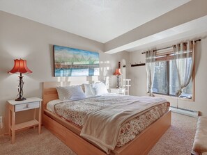 3 bedrooms, free WiFi, bed sheets - Cozy 3-Level Condo w/ Loft Bedrooms w/ Fireplace (Brian Head)