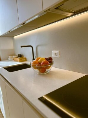 Fridge, microwave, stovetop, dishwasher