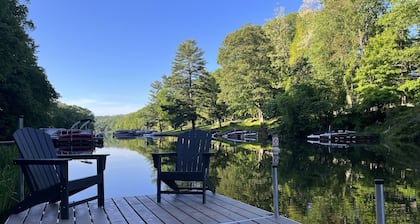 Cozy Lakefront Cottage on Candlewood- swim, relax, hike, wineries 90min from NYC