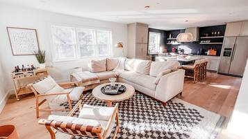 Smart TV, fireplace, books, stereo