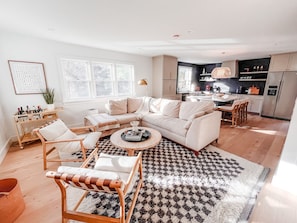 Smart TV, fireplace, books, stereo