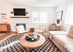 Smart-TV, Kamin, Bücher, Stereoanlage