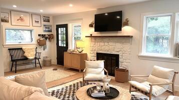 Smart TV, fireplace, books, stereo