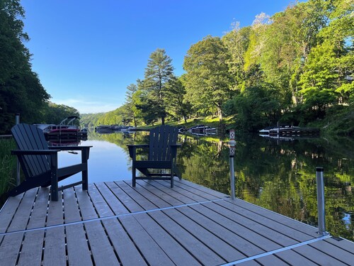 Cozy Lakefront Cottage on Candlewood- swim, relax, hike, wineries 90min from NYC
