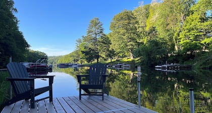 Cozy Lakefront Cottage on Candlewood- swim, relax, hike, wineries 90min from NYC