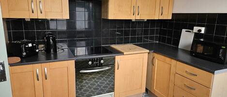 Réfrigérateur, four à micro-ondes, un four, surface de cuisson