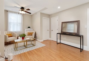 Interior - PETS OK!LARGE BEDROOMS.GARAGE!IN UNIT-W/D.PUBLIC TRANSP & MAJOR HIGHWAYS NEAR BY (Medford)