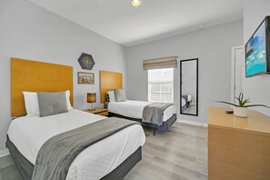 2 Schlafzimmer, Schreibtisch, Bügeleisen/Bügelbrett, Reisekinderbett