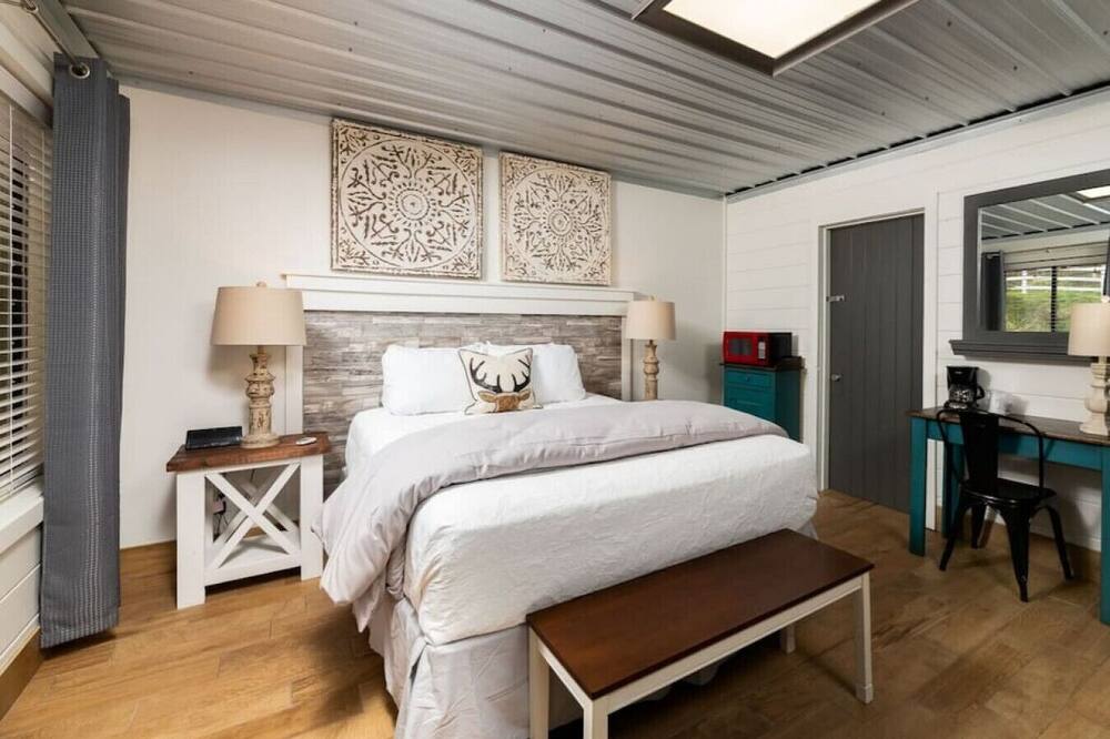 Farmhouse Cottage 6 - Close to Downtown!
