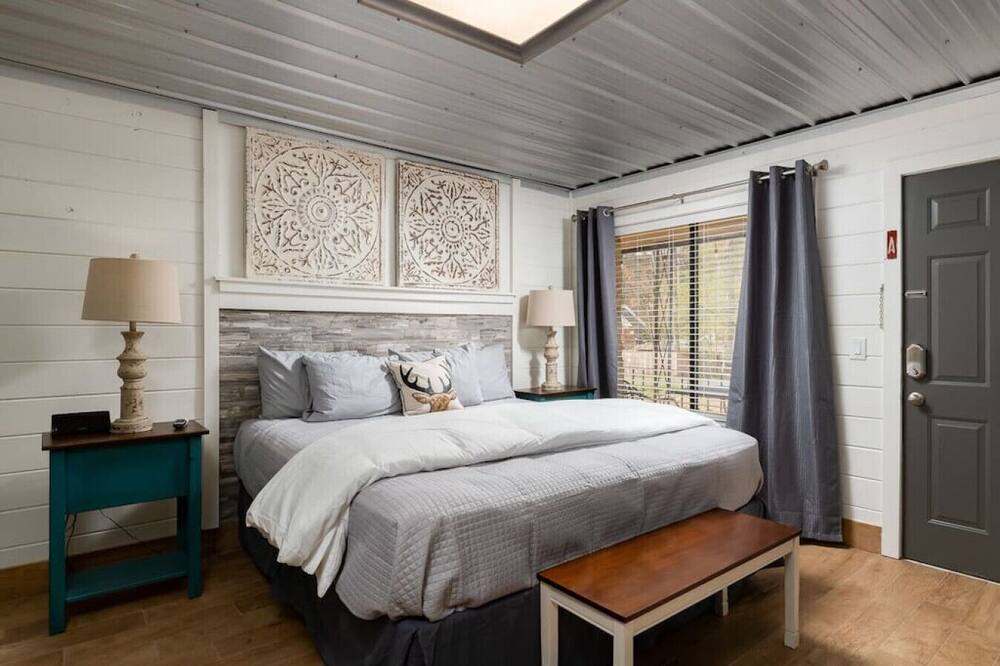 Farmhouse Cottage 3 - Close to Downtown!