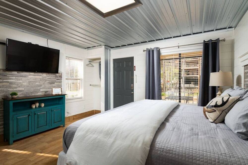Farmhouse Cottage 4 - Close to Downtown!