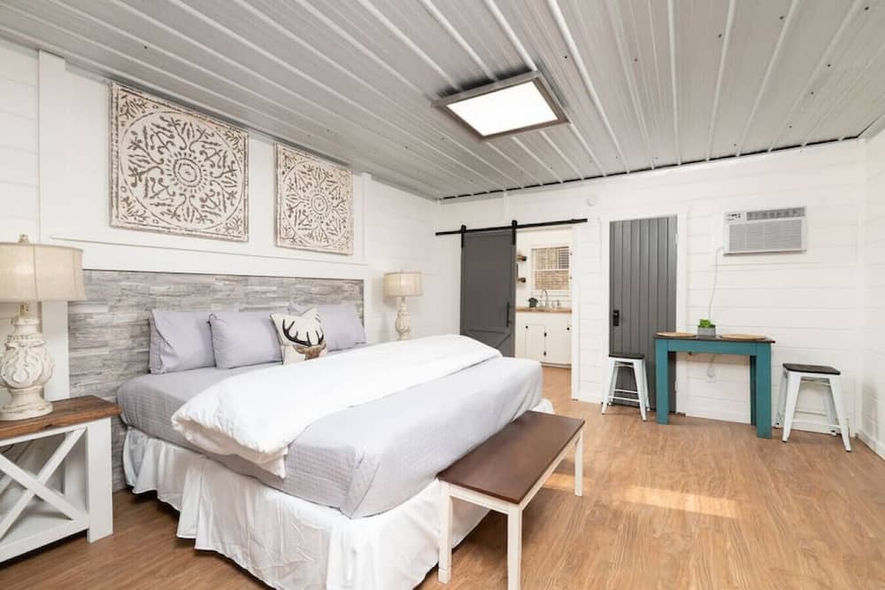 Farmhouse Cottage 2 - Close to Downtown!