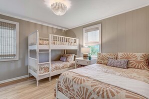4 bedrooms, iron/ironing board, WiFi, bed sheets