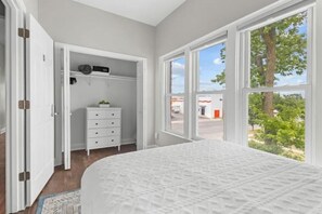 4 bedrooms, desk, iron/ironing board, WiFi