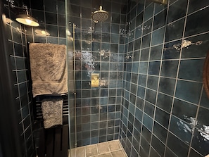 Towels, soap, toilet paper - Large 1 bd period apartment with own garden - Camden / Kings Cross (Camden London)