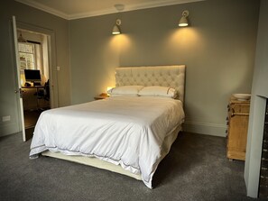 1 habitación, escritorio, tabla de planchar con plancha y wifi 