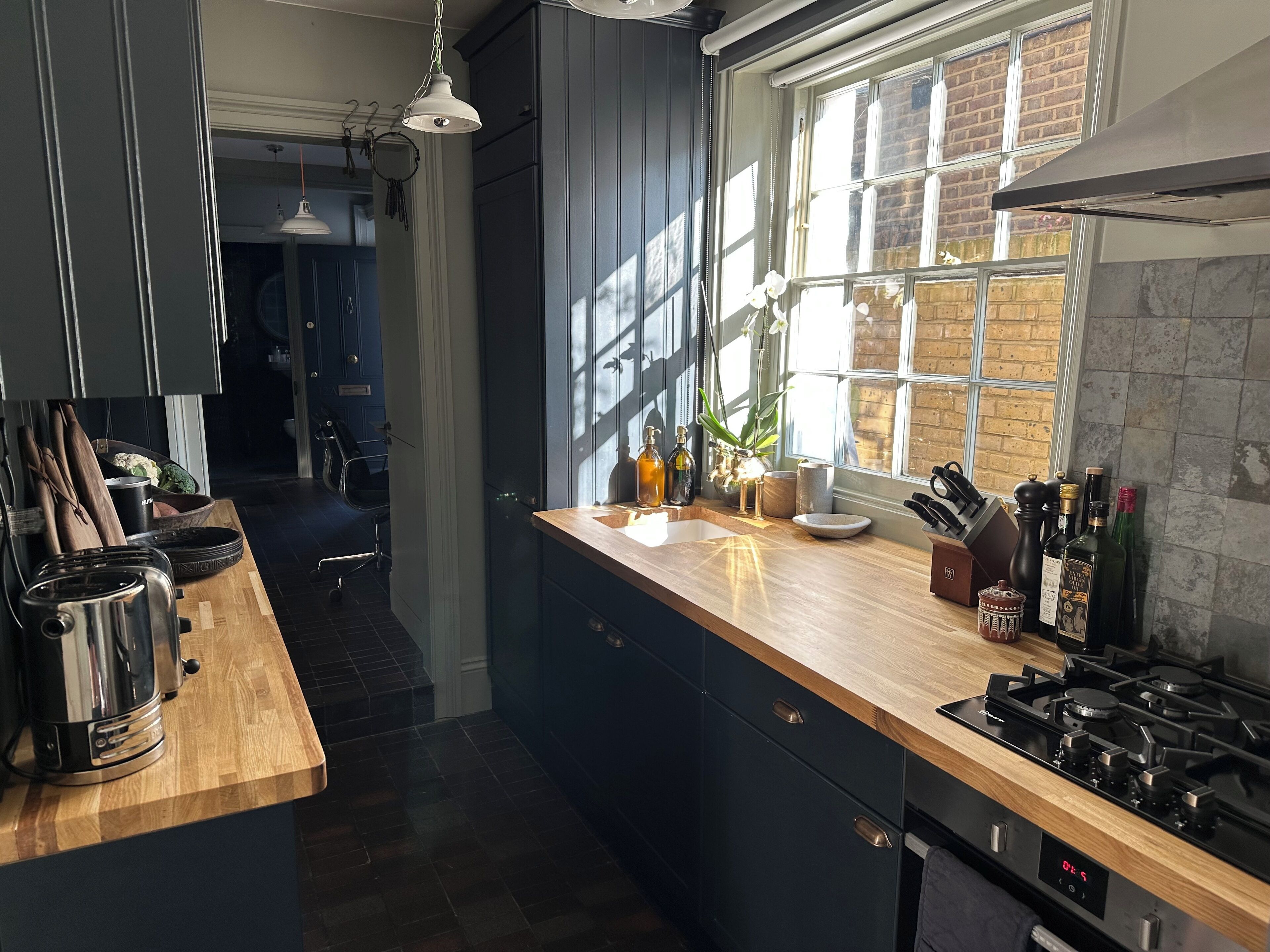 Uuni, astianpesukone, ruokailupöytä