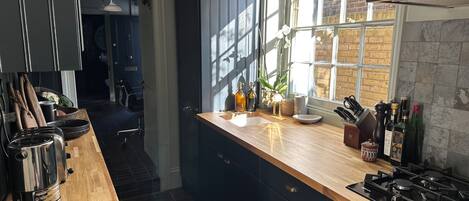 Uuni, astianpesukone, ruokailupöytä