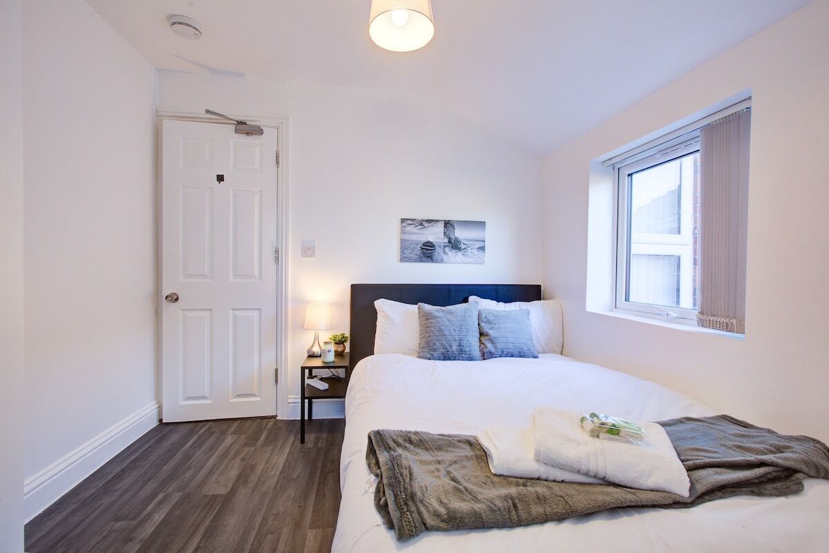 5 bedrooms, iron/ironing board, Internet, bed sheets