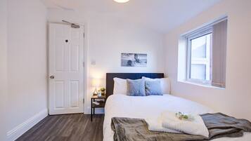 5 bedrooms, iron/ironing board, Internet, bed sheets