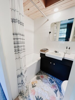 Bruser, hårtørrer, håndklæder, Toiletpapir