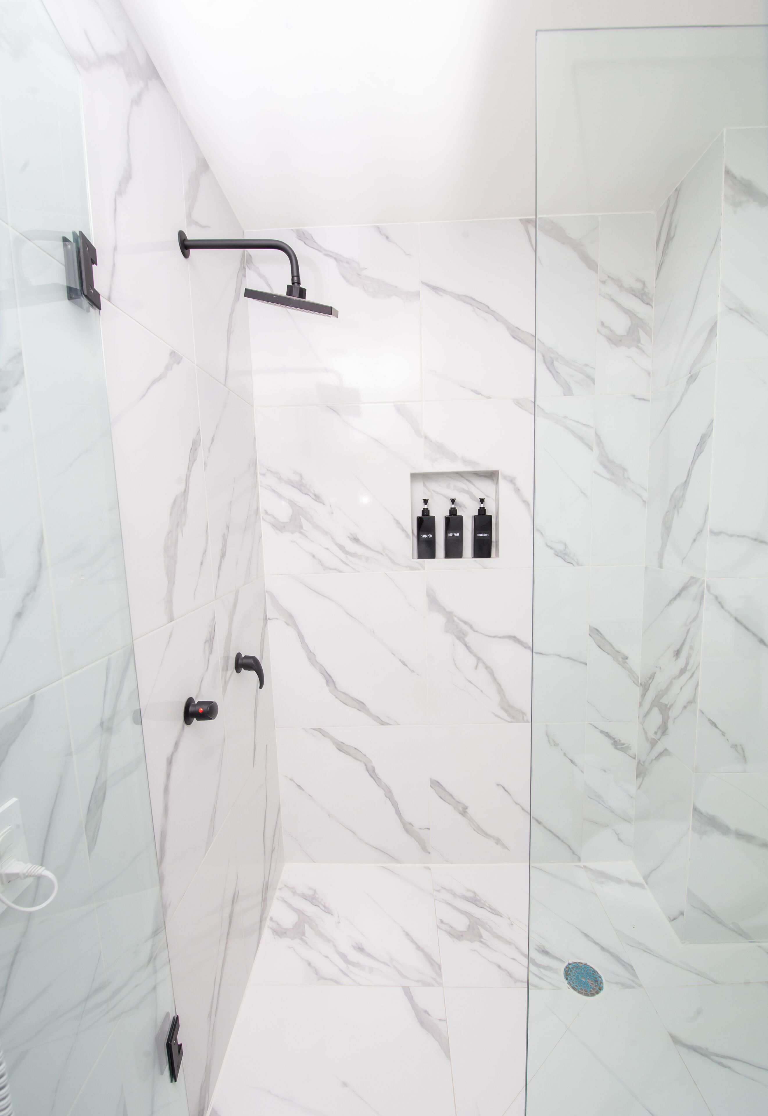 Deluxe Studio Suite | Bathroom | Shower, rainfall showerhead, hair dryer, towels