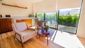Suite estudio Deluxe, 2 camas Queen size | Área de sala de estar | Smart TV, Netflix, piso con calefacción y servicios de streaming