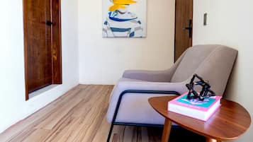 Habitación doble Deluxe | Área de sala de estar | Smart TV, Netflix, piso con calefacción y servicios de streaming