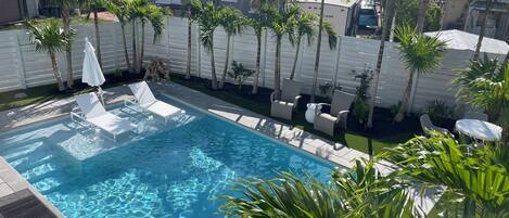 Een buitenzwembad en een verwarmd zwembad