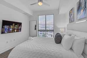 2 chambres, bureau, fer et planche à repasser, lit parapluie