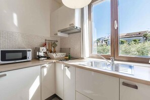 Kühlschrank, Mikrowelle, Herdplatte, Wasserkocher mit Kaffee-/Teezubehör