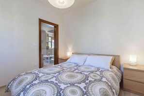 1 bedroom, WiFi - Holiday apartment with pool just 100m from the beach (Funtana)