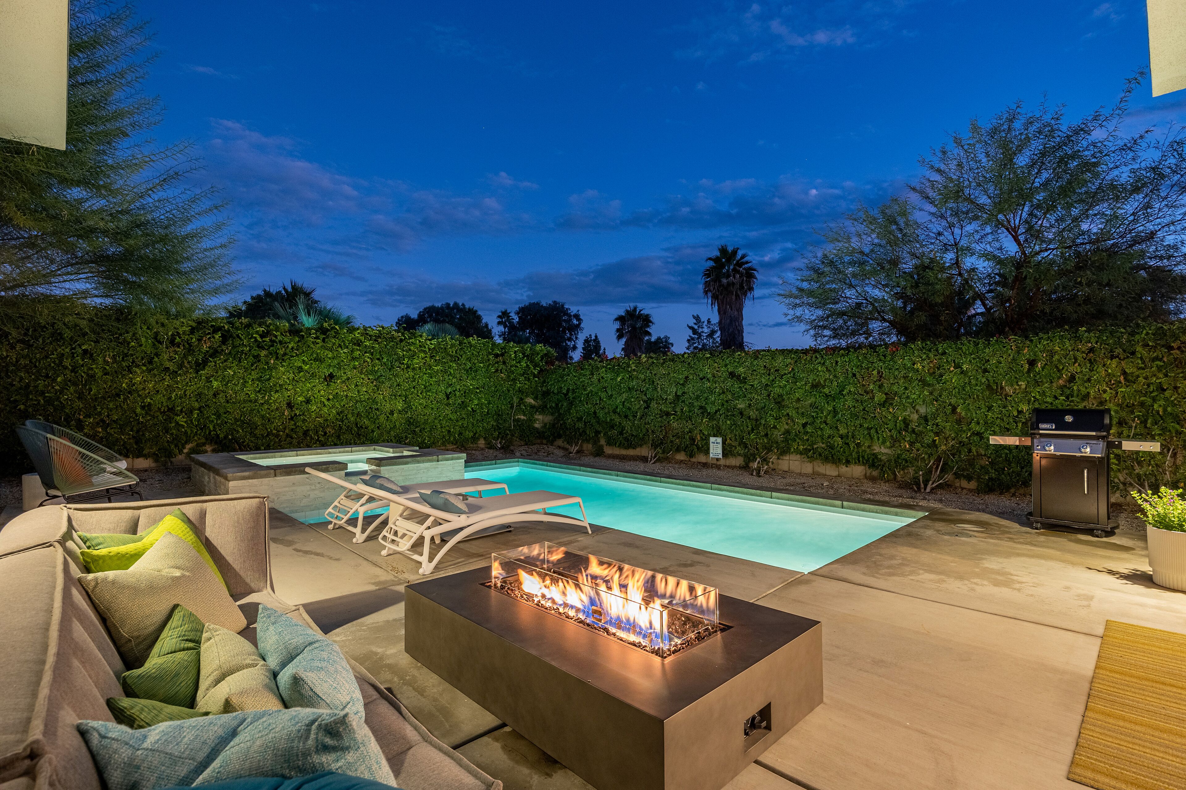 Relaxing Modern Oasis /Pool/Spa/Fire-table/Central Palm Springs