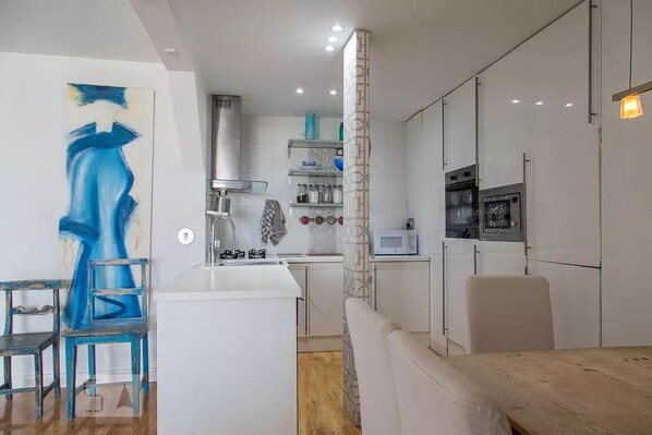 Kühlschrank, Mikrowelle, Herdplatte, Wasserkocher mit Kaffee-/Teezubehör