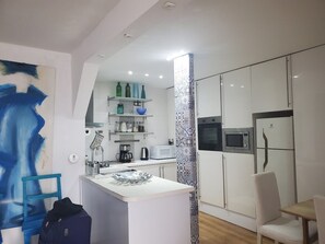 Kühlschrank, Mikrowelle, Herdplatte, Wasserkocher mit Kaffee-/Teezubehör