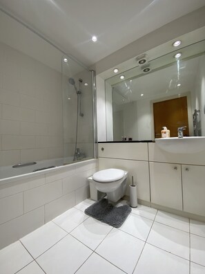 Apartment, 1 Queen Bed with Sofa bed | Bathroom | Combined shower/tub, deep soaking tub, hair dryer, towels - Spacious Luxury 1-bed Apartment in London Excel (London)