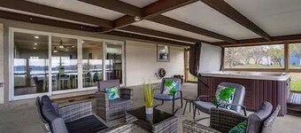 Luxurious, fishing, riding boat and fun at Richland Chambers at Lake front home