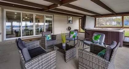 Luxurious, fishing, riding boat and fun at Richland Chambers at Lake front home