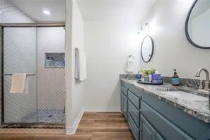 Shower, hair dryer, towels, soap - Luxurious, fishing, riding boat and fun at Richland Chambers at Lake front home (Corsicana)